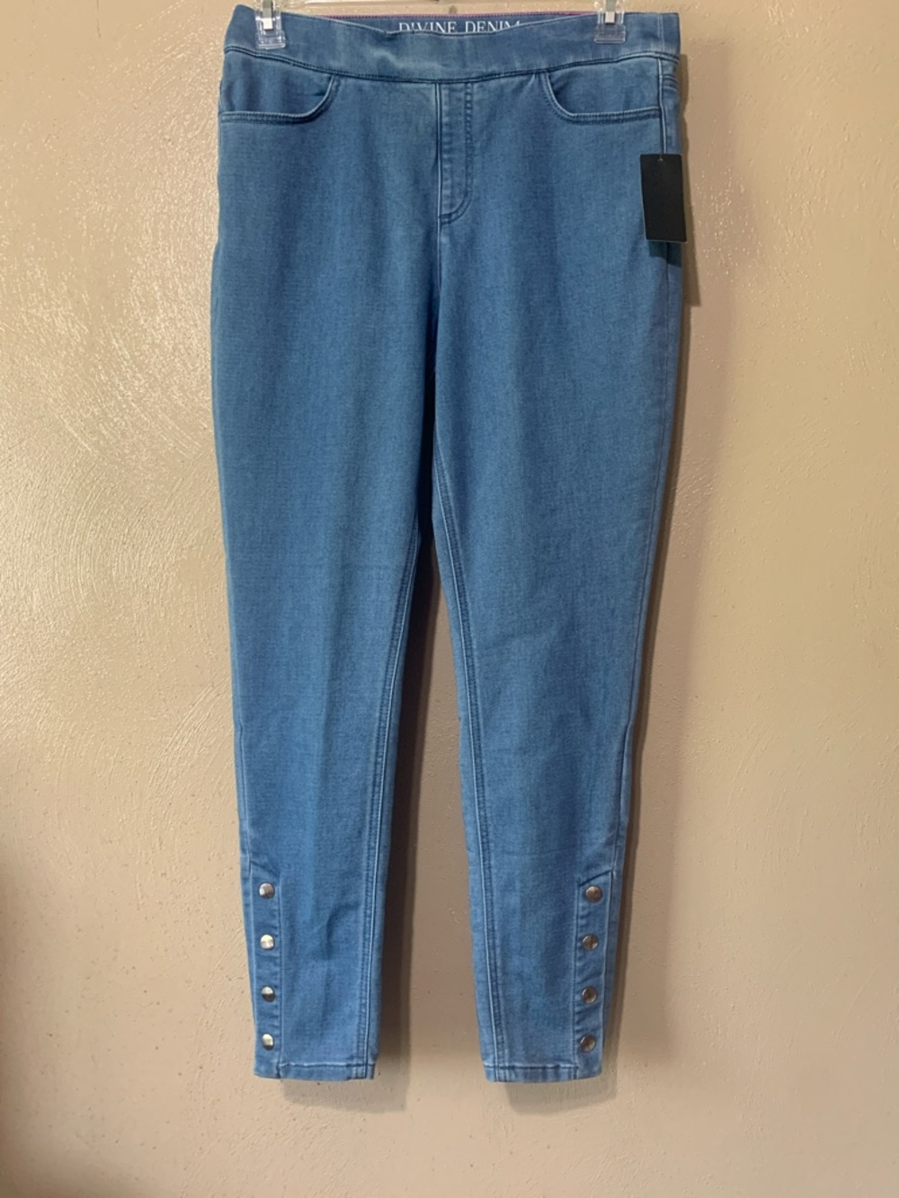 Isaac Mizrahi size 10 Light Blue Button-Accent Jeggings NWT